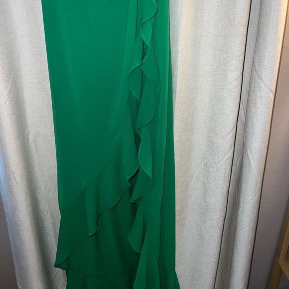 Elegant Green Dress - Picture 2 of 4
